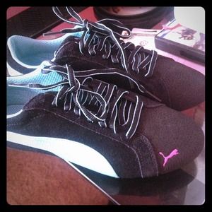 ⚡Traded⚡ Pumas: Janine Dance Flower