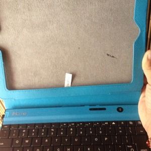 iPad case with blue tooth key Board
