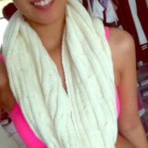 LOOKS NEW SUPER CUTE ETERNITY SCARF!