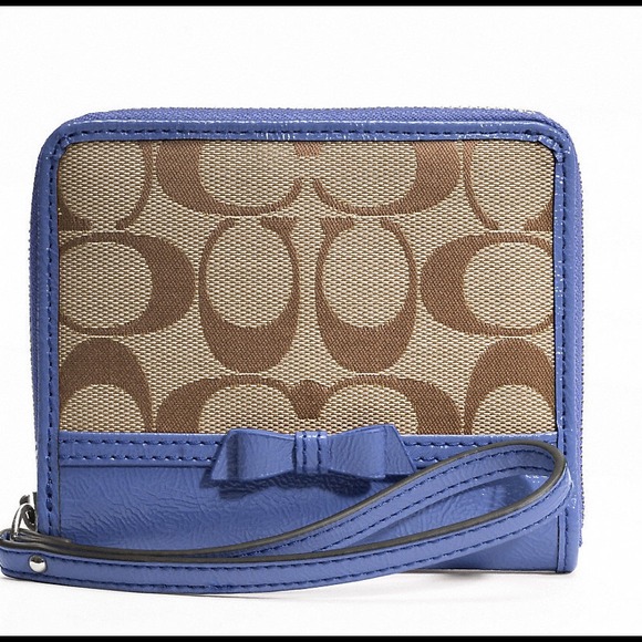 💯% authentic Coach signature bow medium wallet
