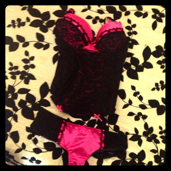 💢SOLD💢Pin up style lingerie set - Picture 1 of 2
