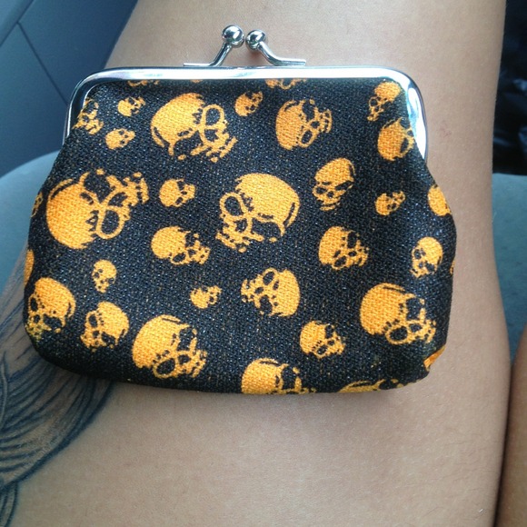Skull coin pouch