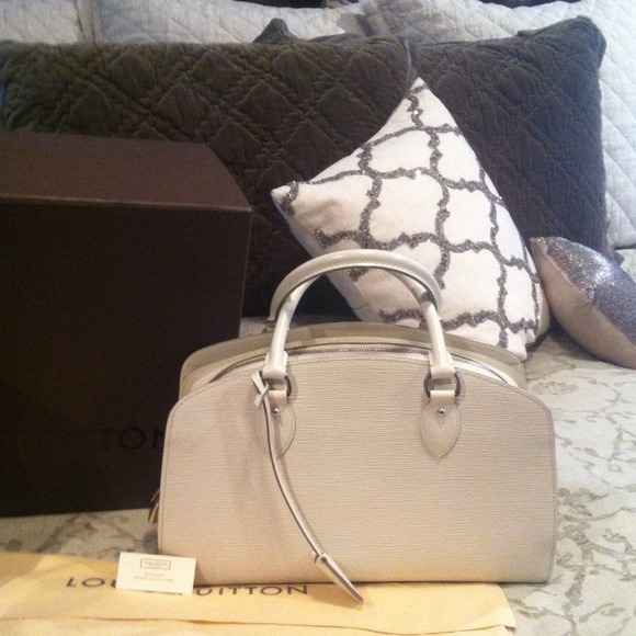 SOLD - AUTHENTIC Louis Vuitton Epi bag
