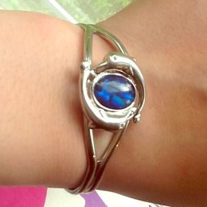 Adjustable bracelet with blue stone and 2 dolphins