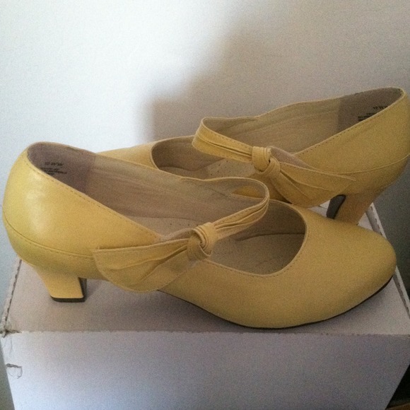 SOLD to Higgshirly So soft light yellow heel. - Picture 1 of 3