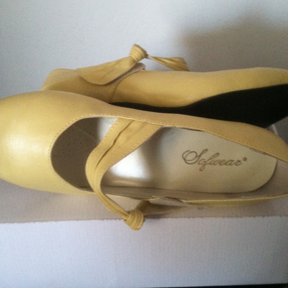 SOLD to Higgshirly So soft light yellow heel. - Picture 2 of 3
