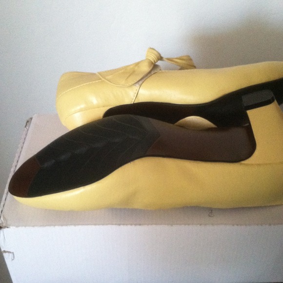 SOLD to Higgshirly So soft light yellow heel. - Picture 3 of 3
