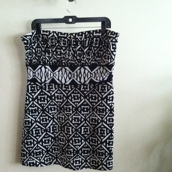 ☀️REDUCED ☀️ Black & White strapless top