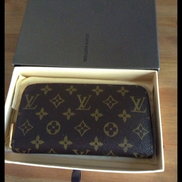 Louis Vuitton monogram zippy wallet!! Like new!!