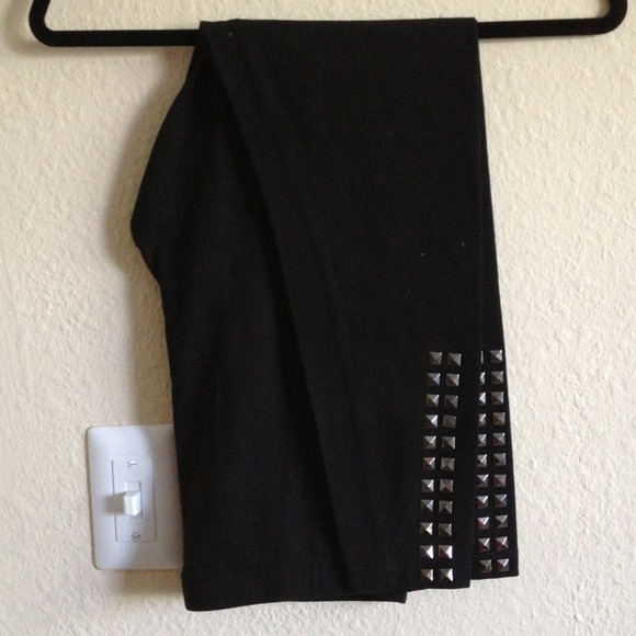 ❌SOLD❌Simply Vera Studded Leggings!