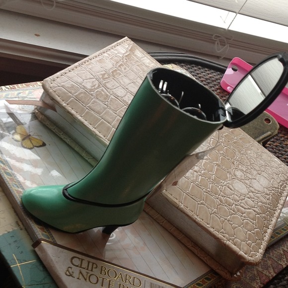 Adorable shoe shaped nail kit - Picture 1 of 3