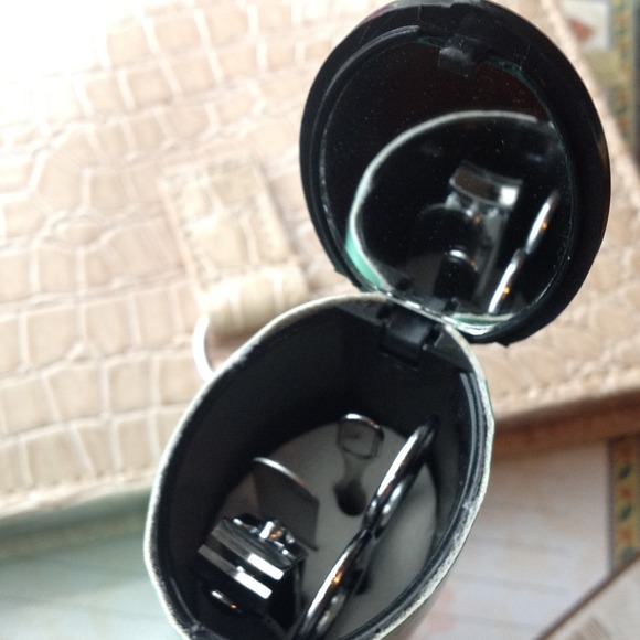 Adorable shoe shaped nail kit - Picture 2 of 3