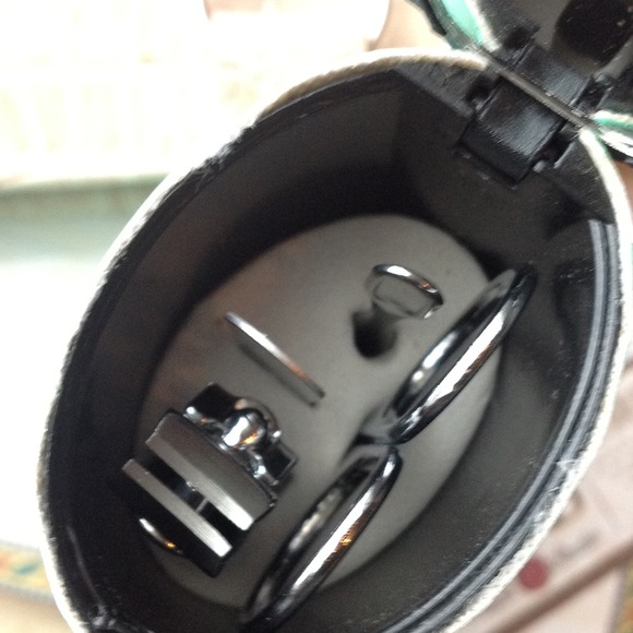 Adorable shoe shaped nail kit - Picture 3 of 3