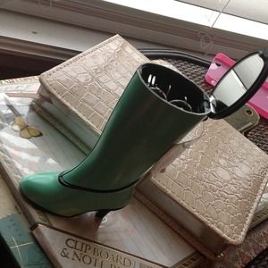 Adorable shoe shaped nail kit