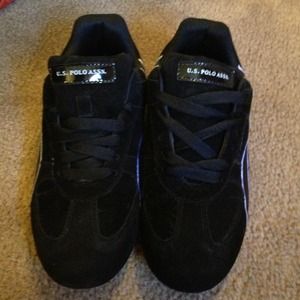 Black tennis shoes with silver and black detail