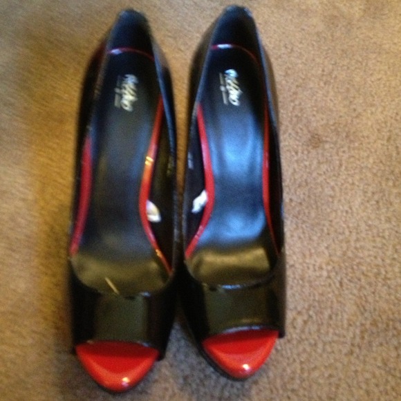 Blk patent leather peep-toe stilettos w/ red nwot