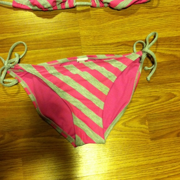 Bikini - Picture 3 of 3