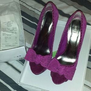 Nice pair of color berry pumps with stubs bow!