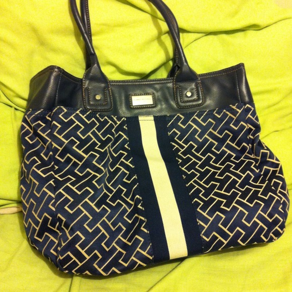 Lightly used navy Tommy Hilfiger purse