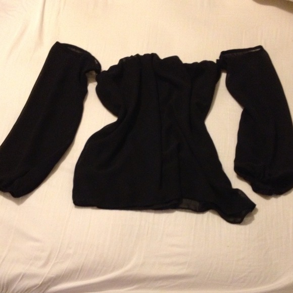 ❌Sold in bundle Cold shoulder top - Picture 2 of 2