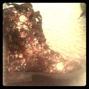 Hot, Floral Boots 🌸