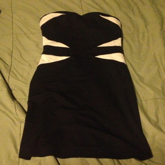 🔴Sold Black/white mini dress.