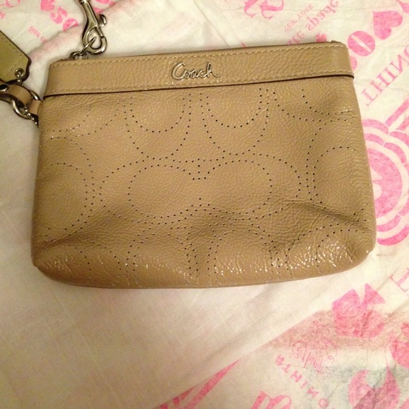 ❌Not Available❌ Authentic Coach patent wristlet - Picture 2 of 3