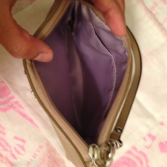 ❌Not Available❌ Authentic Coach patent wristlet - Picture 3 of 3