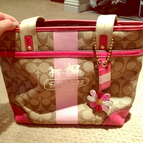 Authentic coach purse with keychain included!!