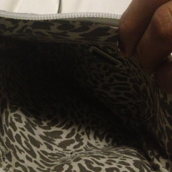 📛SOLD TO BUNDLE📛📛❤ALMOST NEW GUESS CROSS BODY💍 - Picture 2 of 2