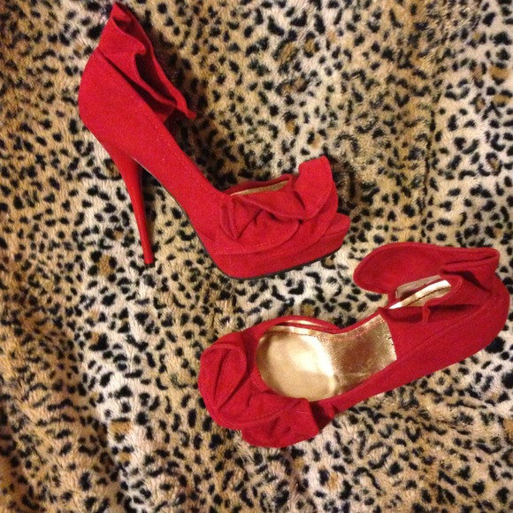 ⚡⚡Price Reduced❗❗⚡⚡Red suede ruffle peep toe