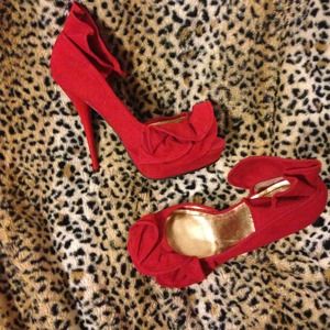 ⚡⚡Price Reduced❗❗⚡⚡Red suede ruffle peep toe