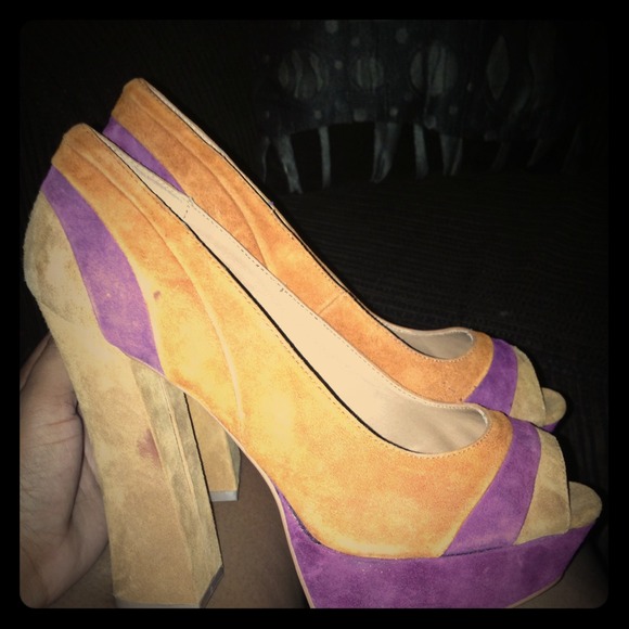 Peep toe platform pumps