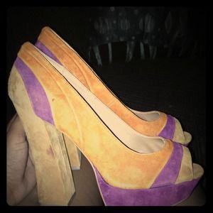 Peep toe platform pumps