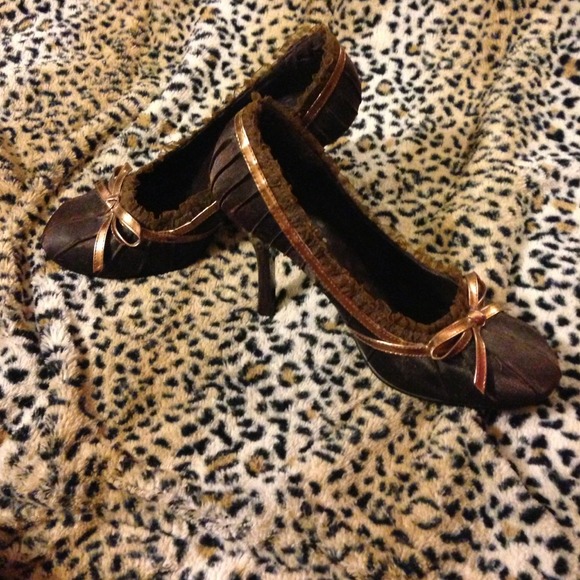 ⚡⚡Price Reduced❗❗⚡⚡Brown with bronze bow