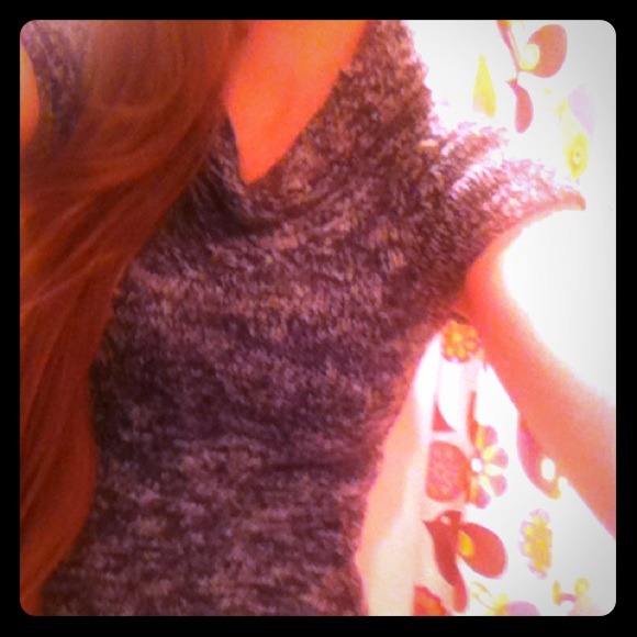 Short-sleeved turtleneck grey knit sweater