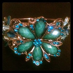 Turqoise colored gem bracket! So cute