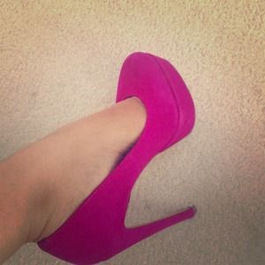 A MUST HAVE!! Steve Madden platform pumps