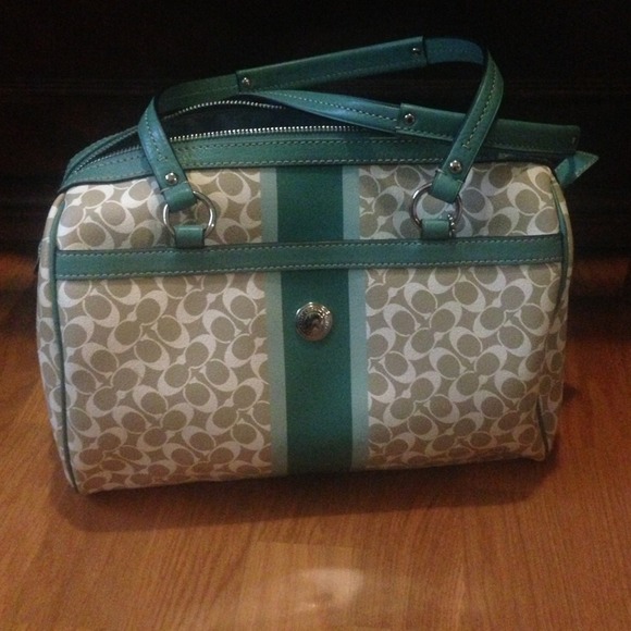 AUTHENTIC COACH PURSE.
