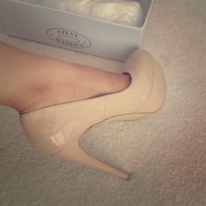 Steve madden nude pumps