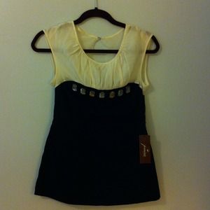 Black and white sequenced top by prairie Paris