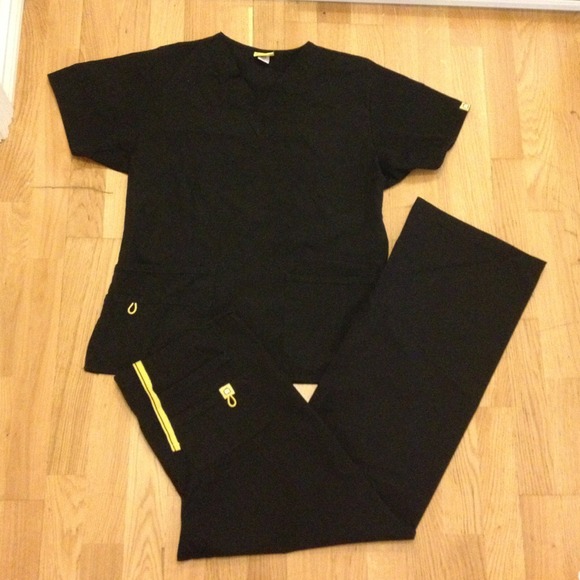 🚫🚫🚫SOLD. Wink scrub top and bottom.