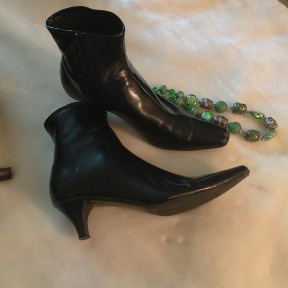 SOLD!!!! Ankle stretch black boots.