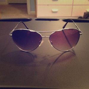 Silver frame aviator sunglasses