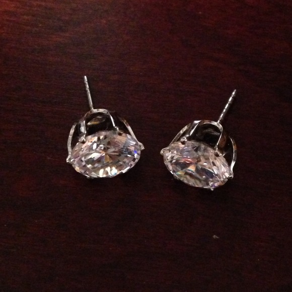 Stud earrings💎