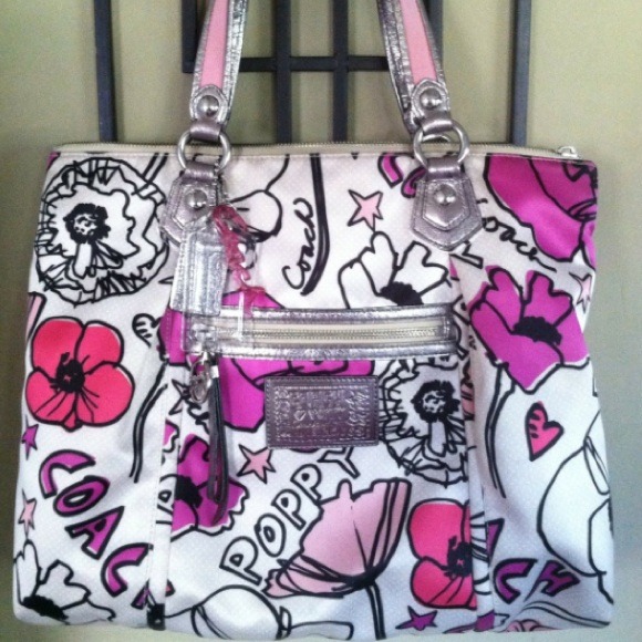 Coach Poppy Graffiti Glam. HOST PICK on 8/16🎀