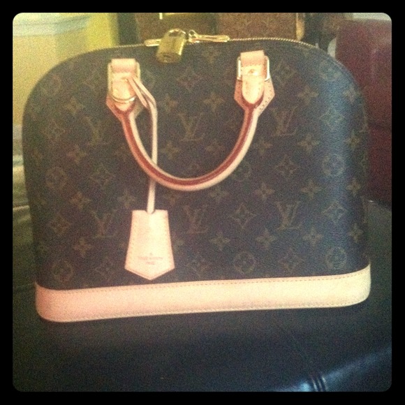 Louis Vuitton Handbags - 😊Just Sharing😊