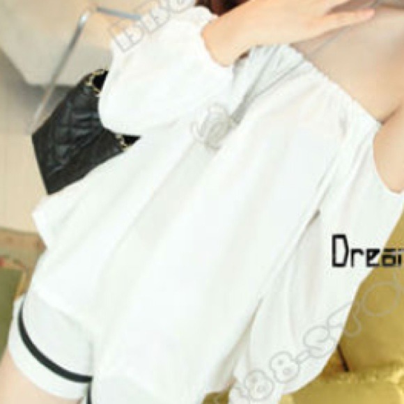 🎉SOLD🎉New Off shoulder white Casual top