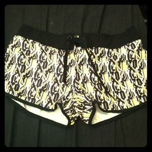 Black and yellow. Ties in front.