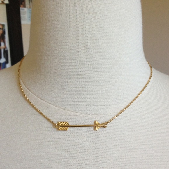 Jewelry - ❌SOLD in bundle❌ Gold tone arrow necklace.
